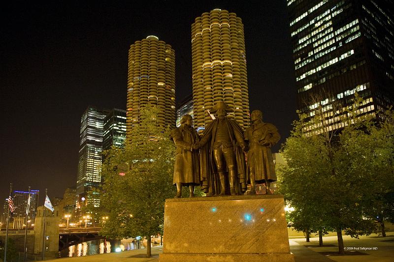 20081030_230755 D3 2x3 P1 srgb.jpg - Marina City consists of two 65 story towers shaped like a corn cob